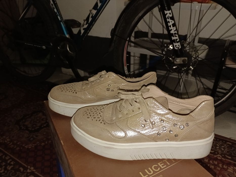 Продам женскую обувь