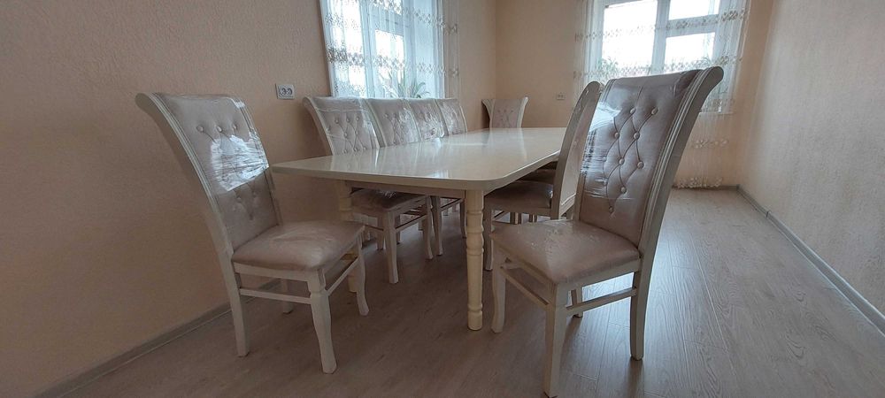 Большой белый стол со стульями на 12 человек