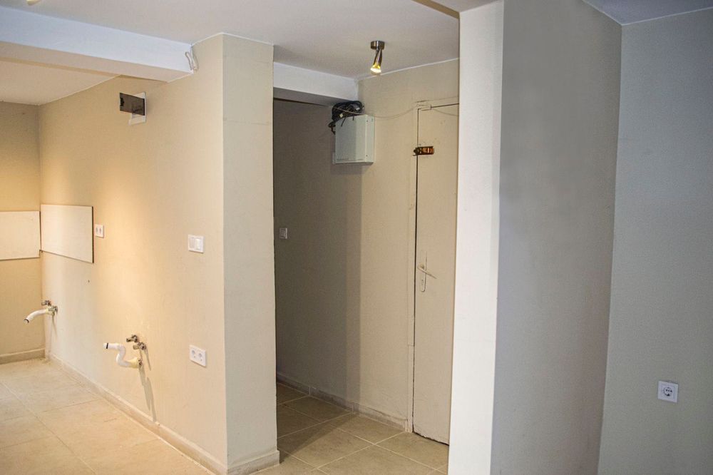 Дава се под наем Магазин в Пловдив, Централна гара - 37 кв.м за 306 € - Снимка #2