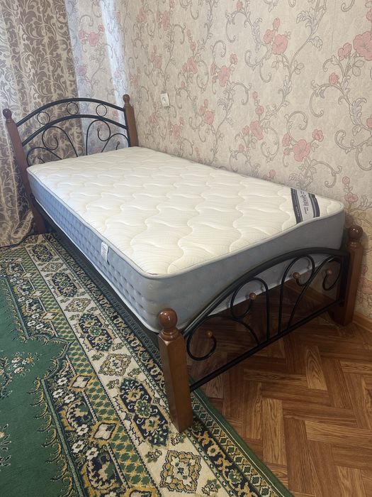 Продам металлическуйю кровать с матрасом