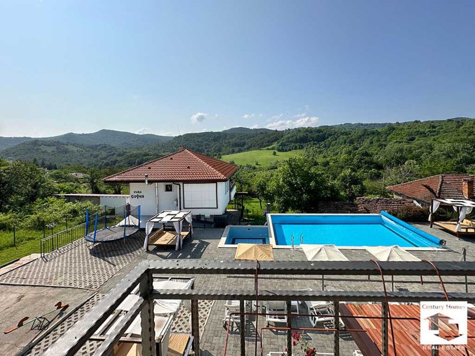 125180 Ваканционен комплекс с 4 къщи, басейн и BBQ зони в с. Бадевци