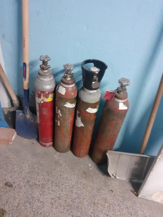 Продавам бутилки за въглероден диоксид