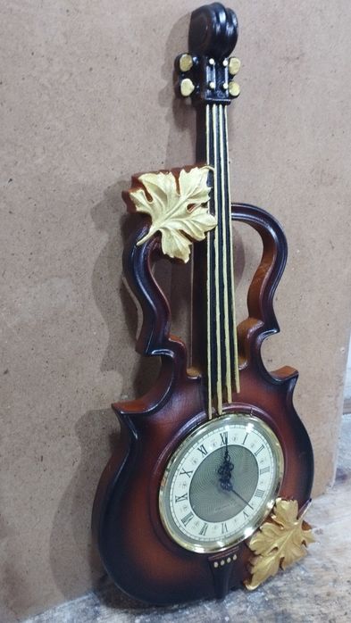Часы в резной раме