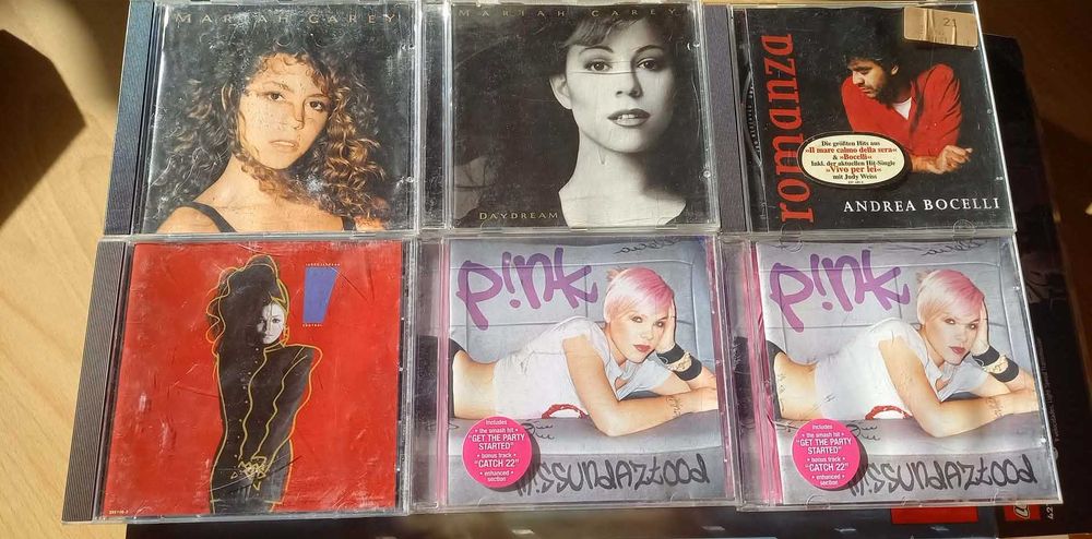 Оригинални CD с музика.