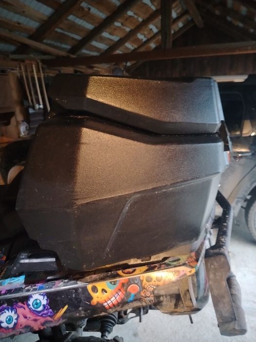 Vând sau schimb ladă de depozitare pentru can-am.