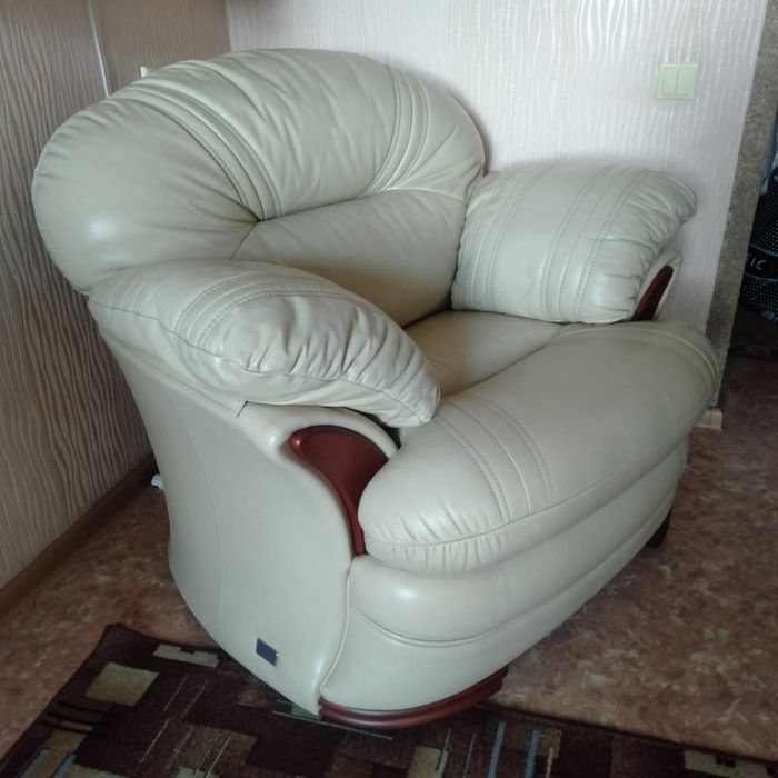 Продам новый диван из натуральной кожи. . ДЁШЕВО!!!