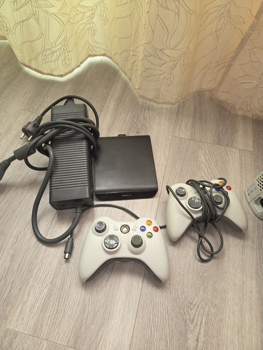 Xbox 360 + 2 controllere