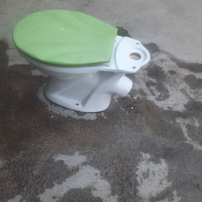 Унитаз с крышкой