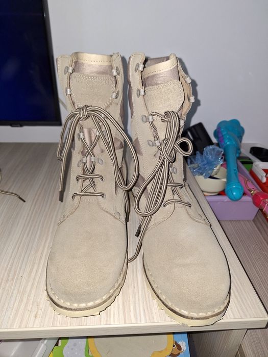 Vând bocanci combat