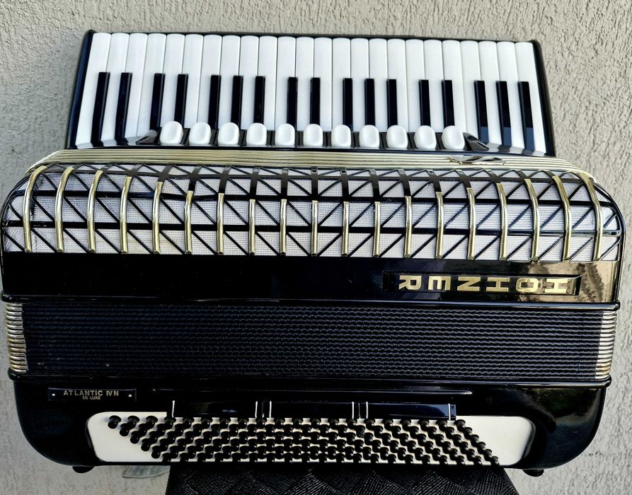 Vând acordeon Hohner Atlantic 4 Deluxe cu 120 basi negru