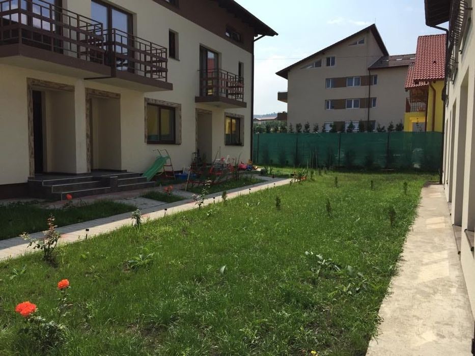 Închiriez imobil cu 3 case în triplex în Europa