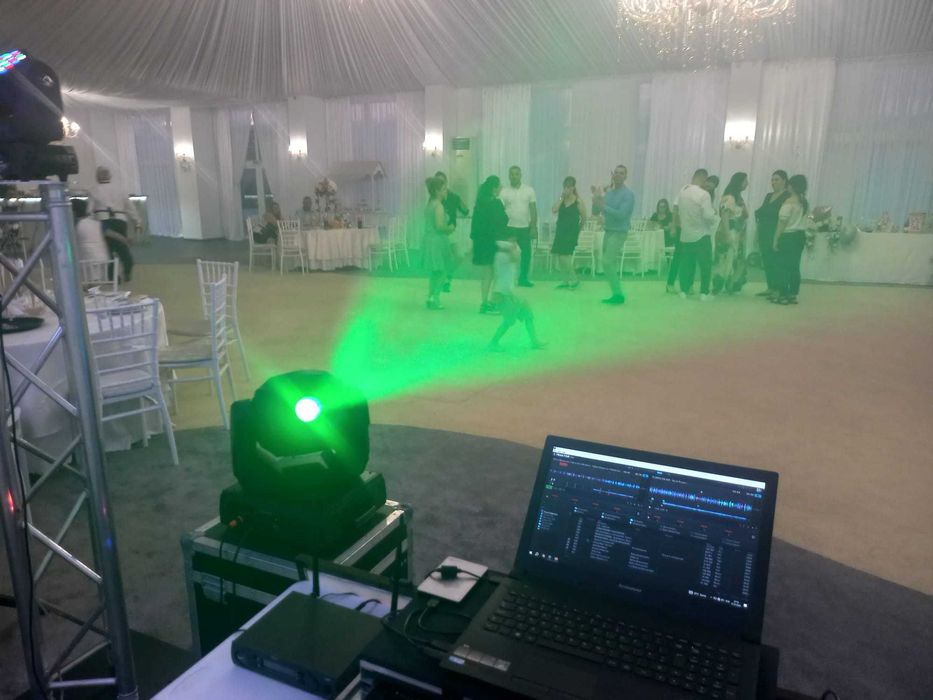 De vânzare 2 movinghead-uri Stairville MH-X200 Pro cu case individual