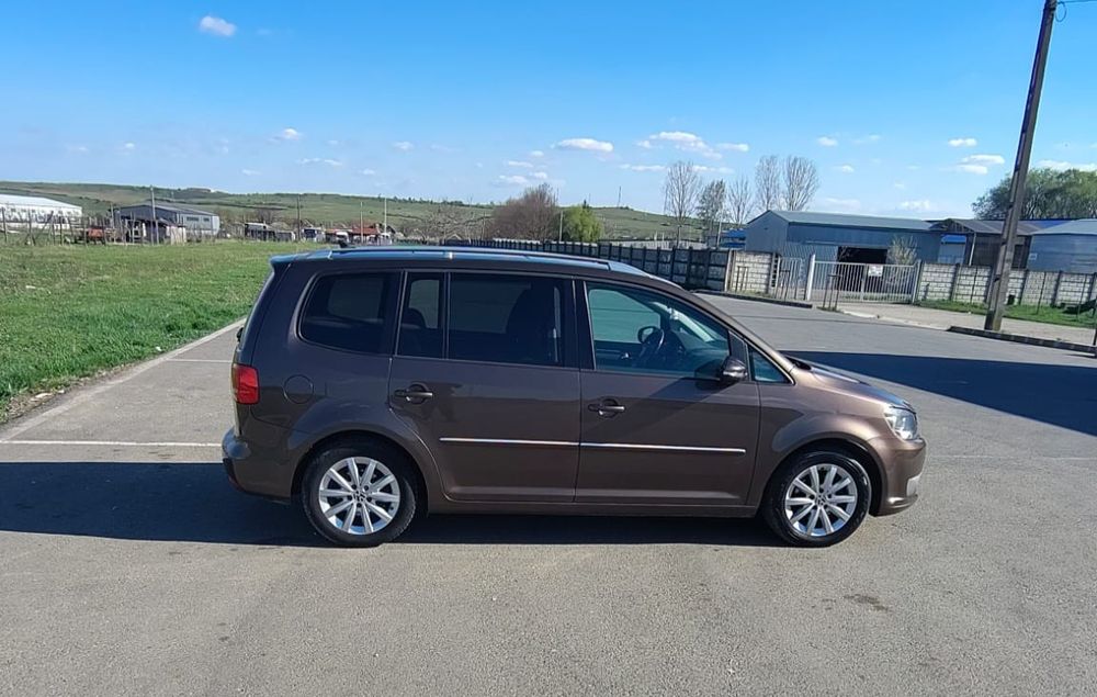 Volkswagen Touran 1.6 TDI • 2012 • 5 Locuri • Navi • Climatronic