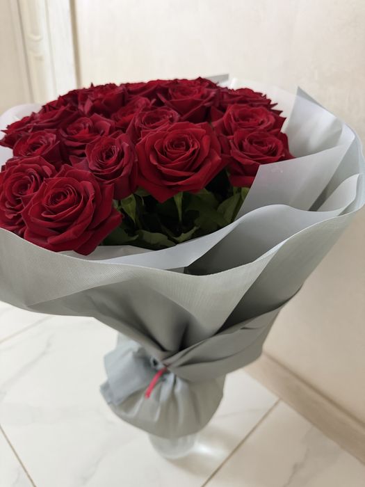 Розы темно красные