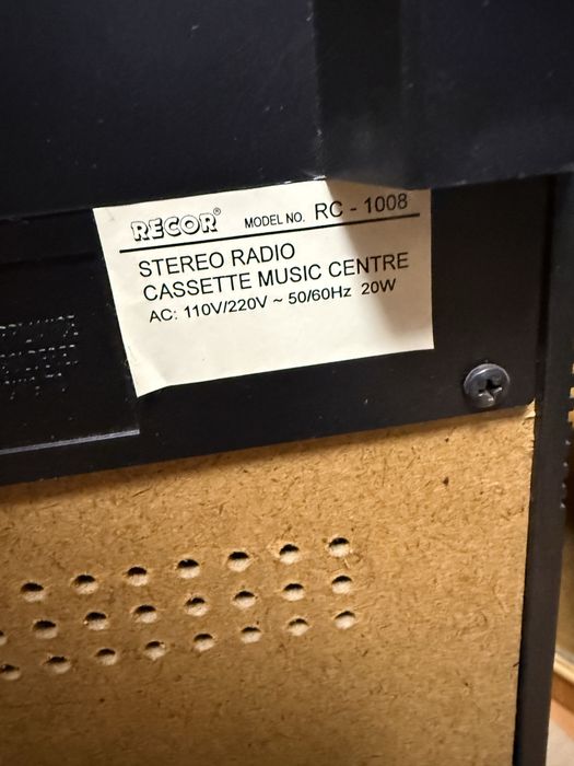 Vand combina muzicala cu 2 boxe  “STEREO RADIO CASSETTE MUSIC CENTRE RC 1008”
