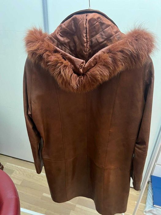 Geacă de piele maro pentru femei, cu glugă și detalii din blană