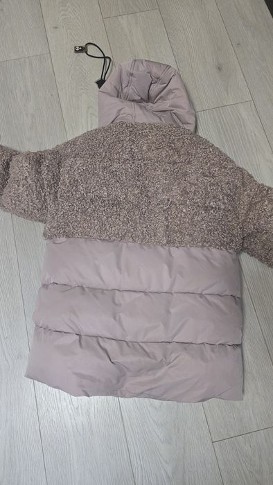 Продам тёплые куртки на девочку 8-11 лет.
