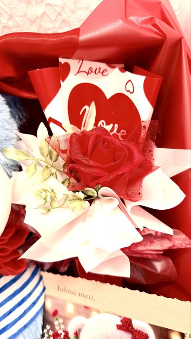 Ursuleț personalizat + Trandafir + Felicitare cu mesaj – Cadou special