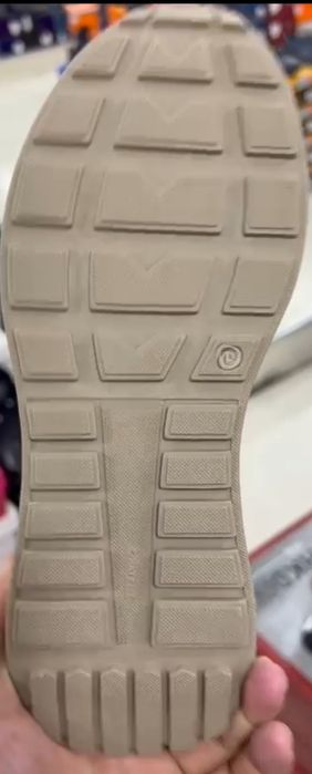 Продам кроссовки зимние новые