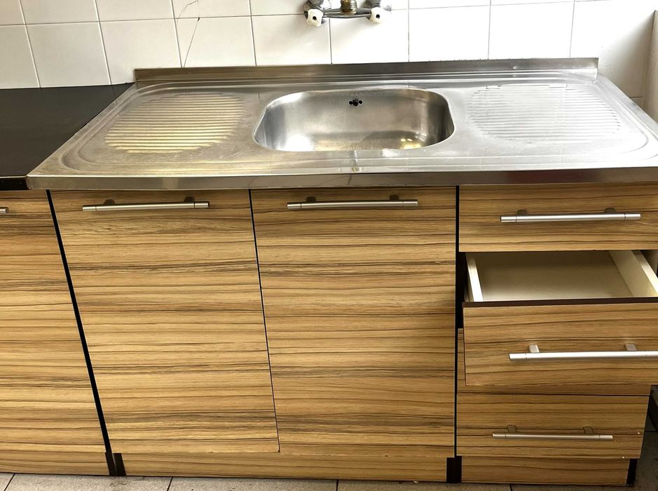 Кухненски шкафове горни и долни с мивка алпака