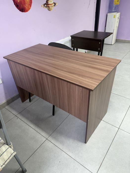 Продам 2 парты коричневые деревянные