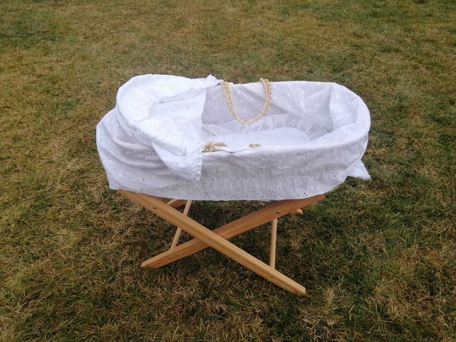 Pătuț pentru păpuși, din rachita si textil, suport din lemn