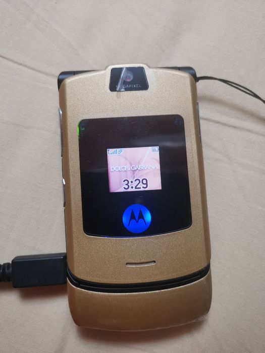 Продавам Motorola razr 3i dolce & gabbana