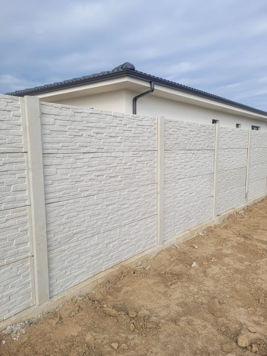 Împrejmuiri terenuri cu placi de gard, stâlpi, prefabricate din beton