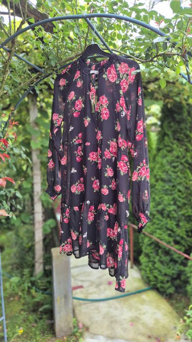 Rochie neagră cu trandafiri roșii