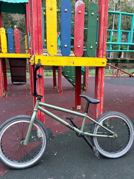 Велосипед BMX в хорошом состоянии