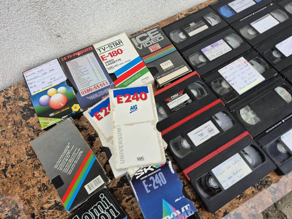 Vand lot 28  cassete Video VHS  90-240minute  majoritate fara  carcasa