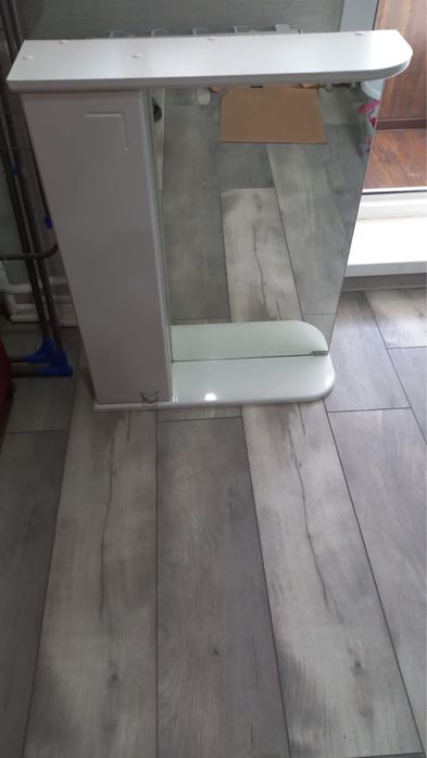 Зеркало с полкой