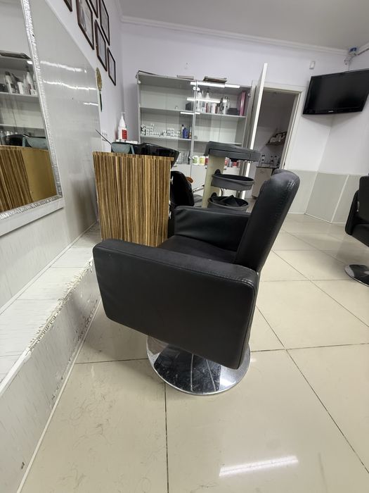 Продаю 2 парикмахерские кресла