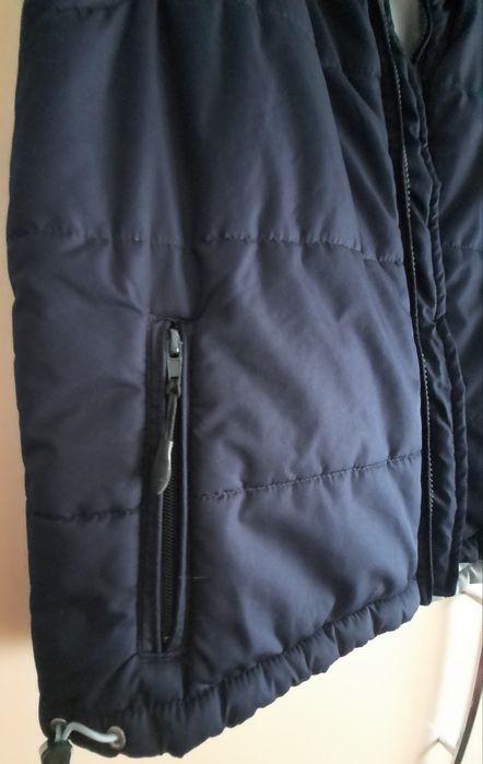 Vestă impermeabilă toamnă/iarnă cu glugă,mărimea M,buzunare cu fermoar