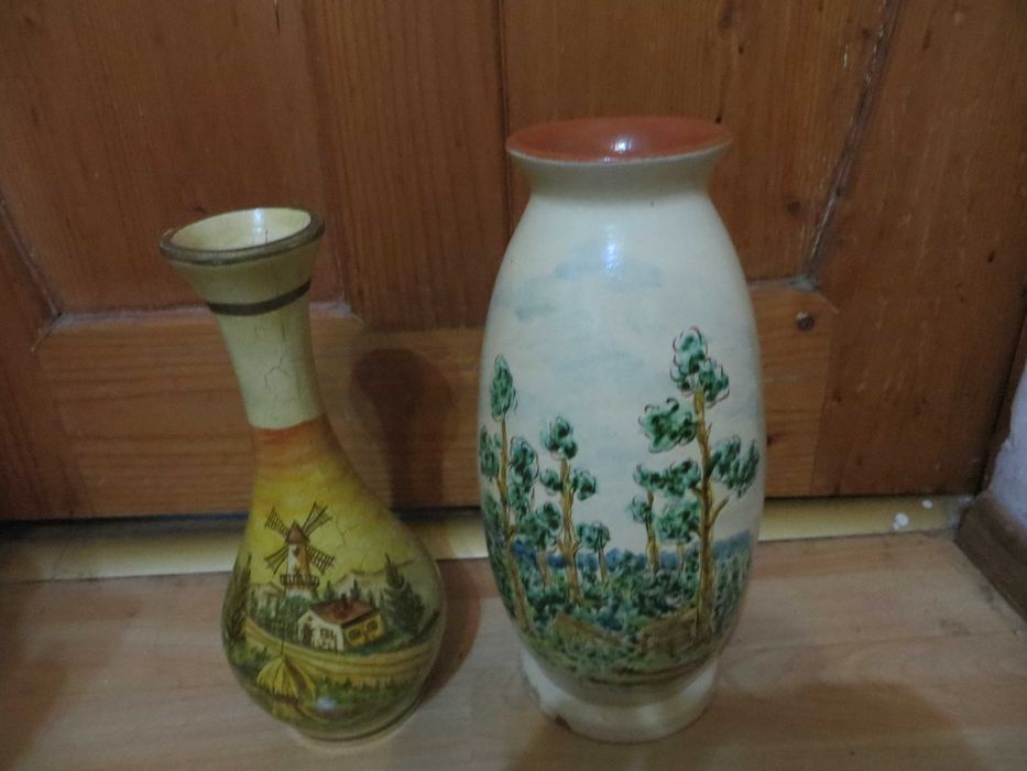 Антикварни вази с ръчно изрисувани мотиви