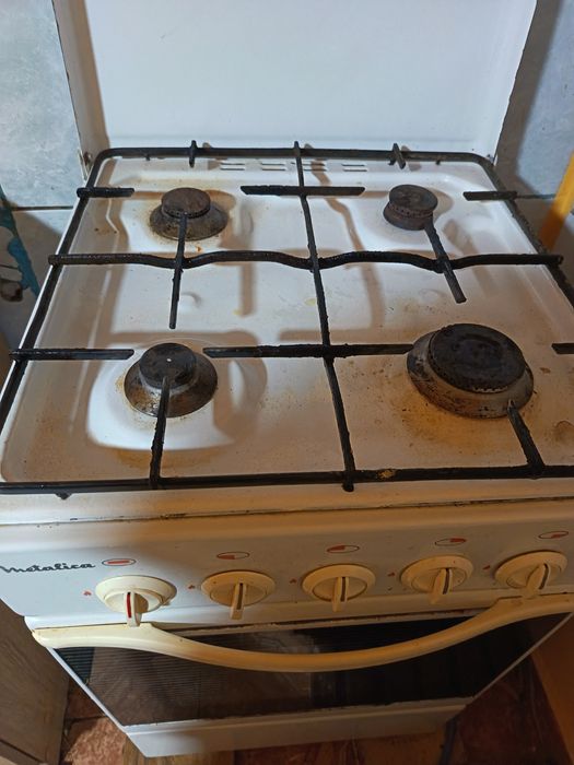 Vand aragaz cu 4 ochiuri și cuptor stare impecabila