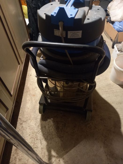 Aspirator profesional în stare bună  de funcționare se vinde