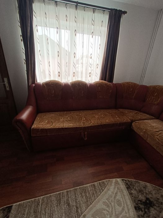 Colțar extensibil, culoare maro – confortabil și practic.