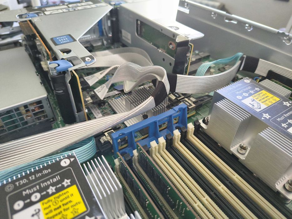 Сървър HPE DL380 Gen10 24sff 2*X Gold 6154 18C 3.0-3.9GHZ 64Gb 8*NVMe U.2 16*SATA/SAS P816i-a/4GB