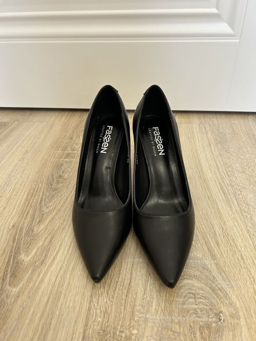 Классические остроносые туфли 39р