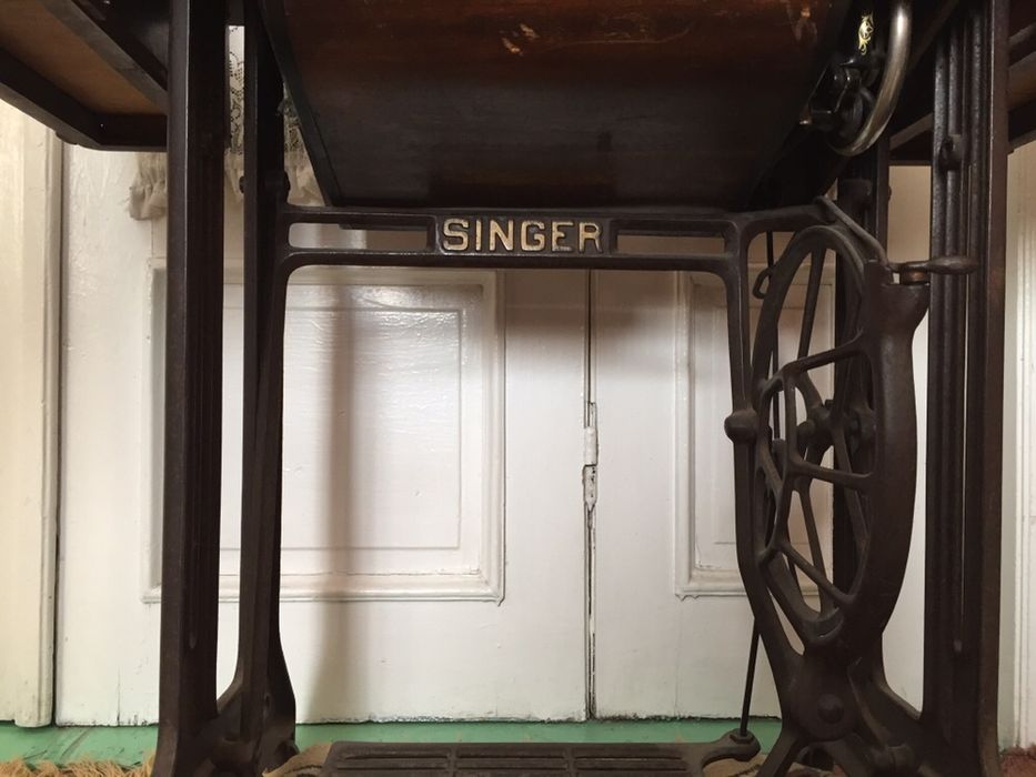 Masina de cusut Singer~foarte veche dar in stare perfecta de functione