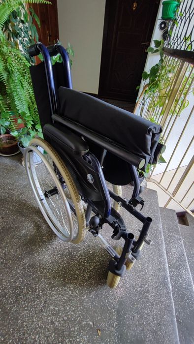 Fotoliu rulant pliabil, cu manevrare manuala, ca nou, impecabil