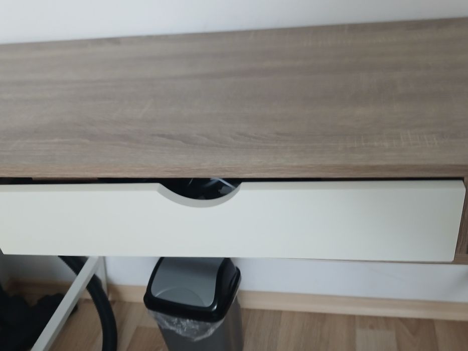 Продавам бюро с чекмедже