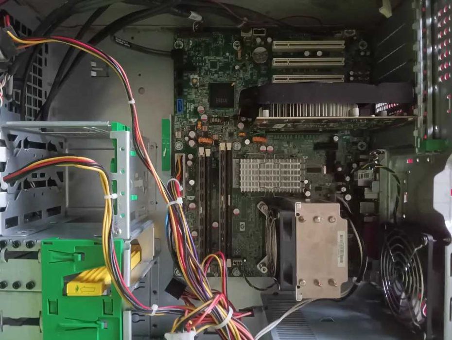 Продавам HP Workstation XW4600