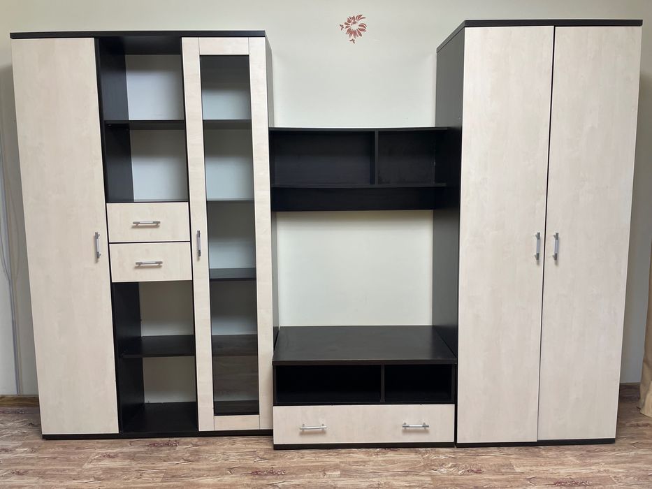 Mobilier living/sufragerie în două culori