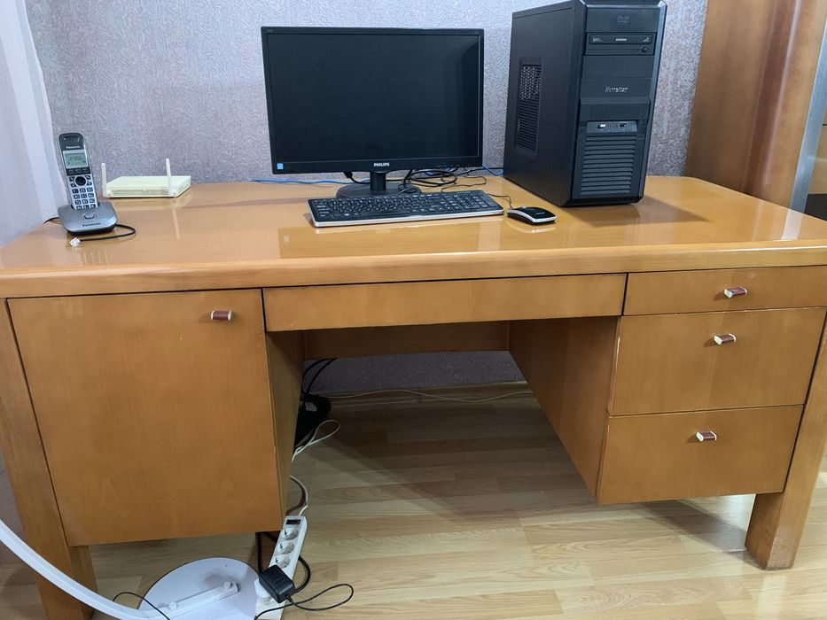 Стол письменный светлое дереао, массив.