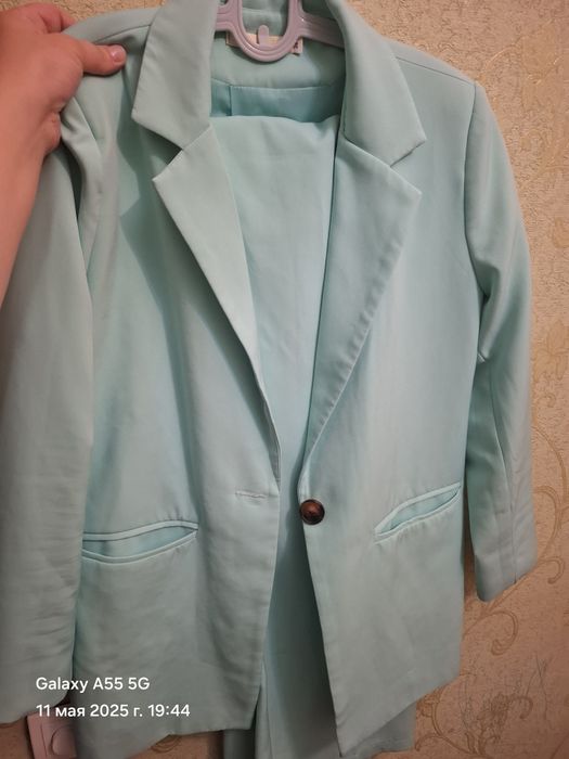 Брючный костюм бирюзового цвета