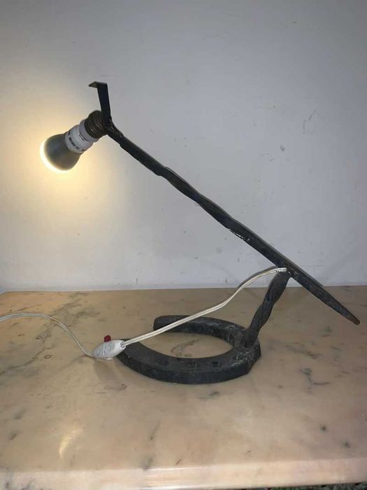 Veoza din fier forjat asezata pe potcoava de cal