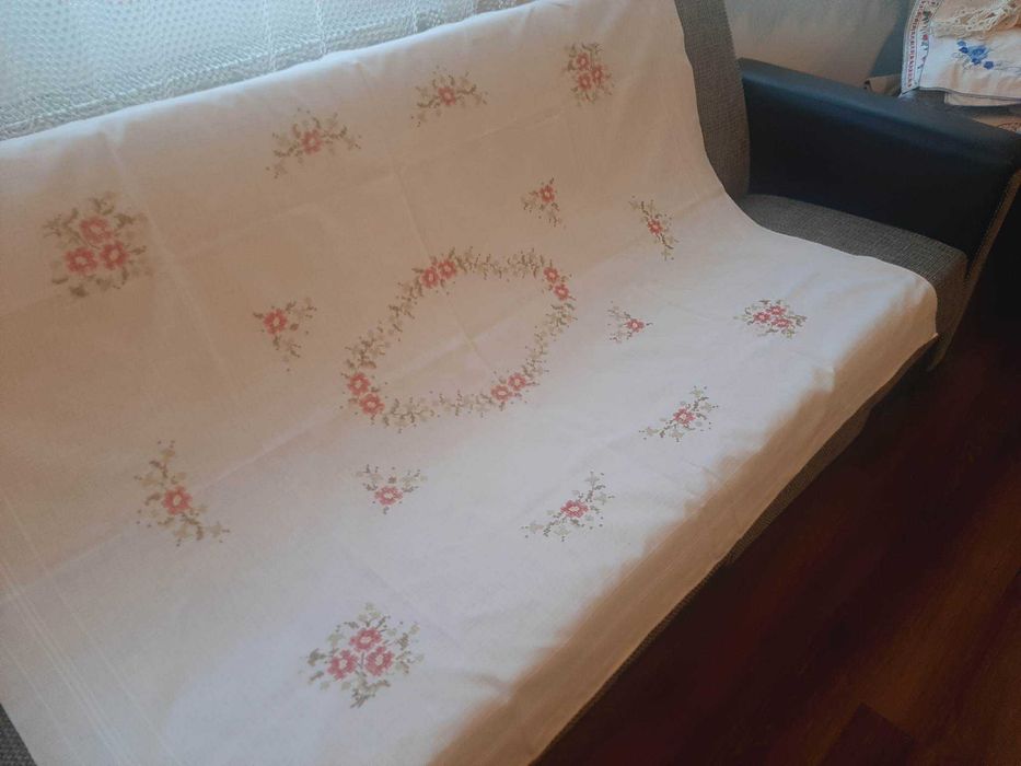 Fata de masa cusut manual