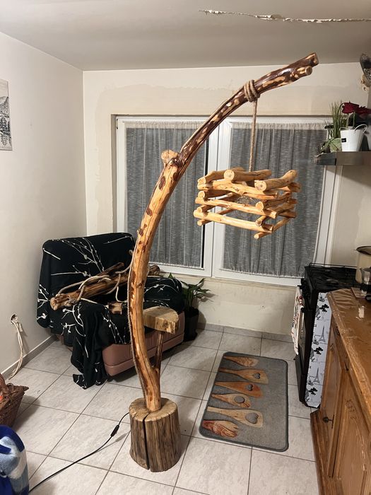 Lampa din lemn lucrata manual